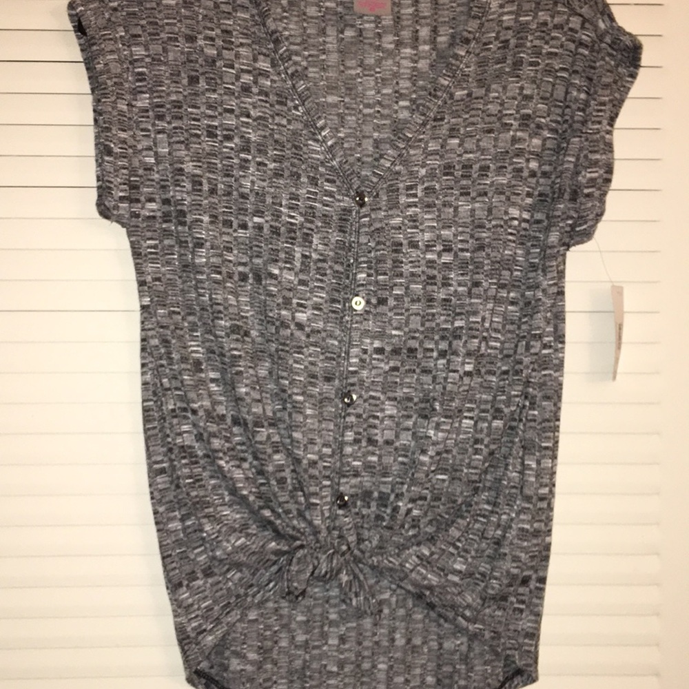 🔥Sale🔥..cute top that ties at bottom..NWT